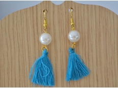 Boucles d'Oreille avec pompon turquoise et perle blanche